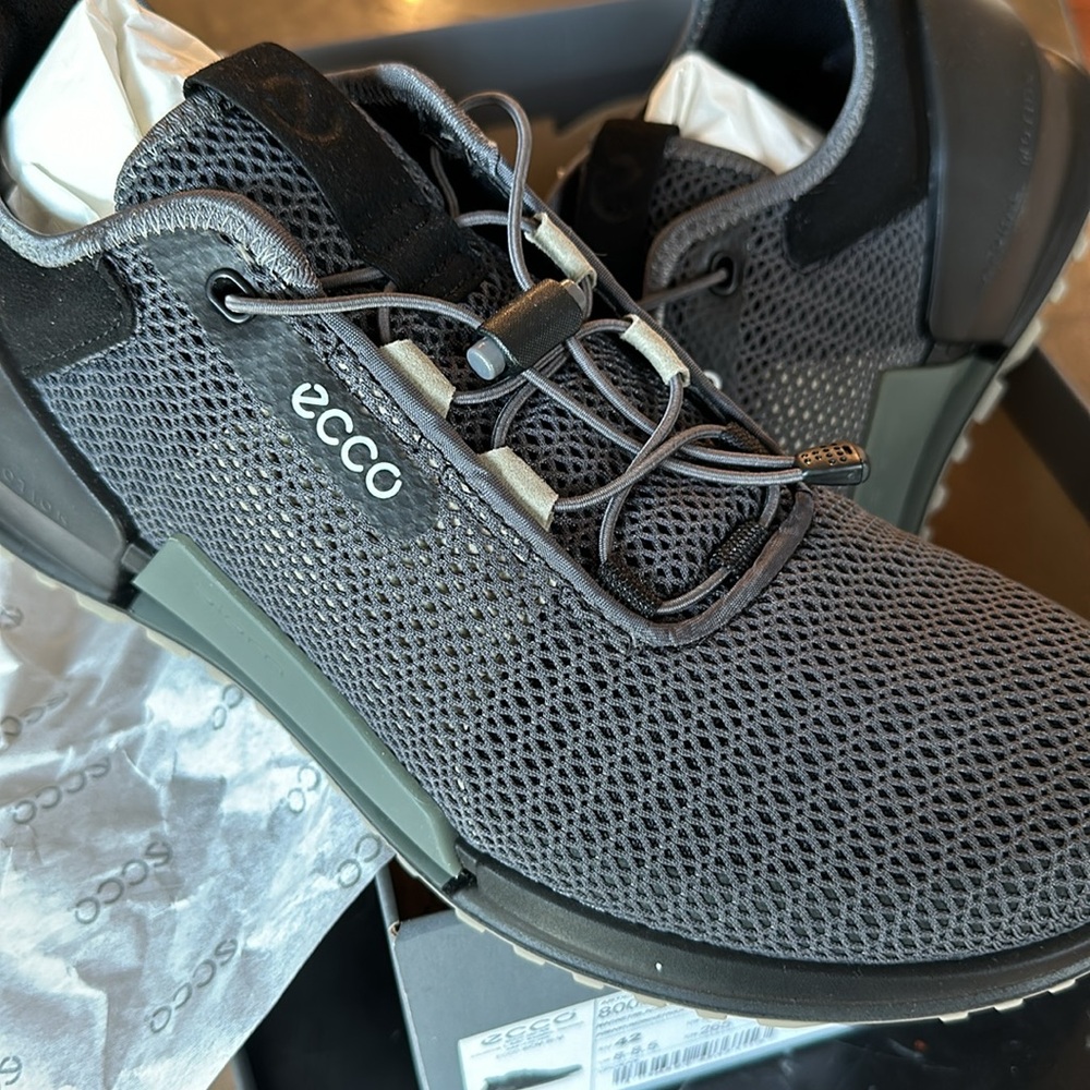 Ecco Biom 2.0 Men’s Sneaker 8-8.5 size Athletic Shoe Magnet/Black/Vetiver